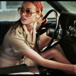 La Dame dans l'auto avec des lunettes et un fusil